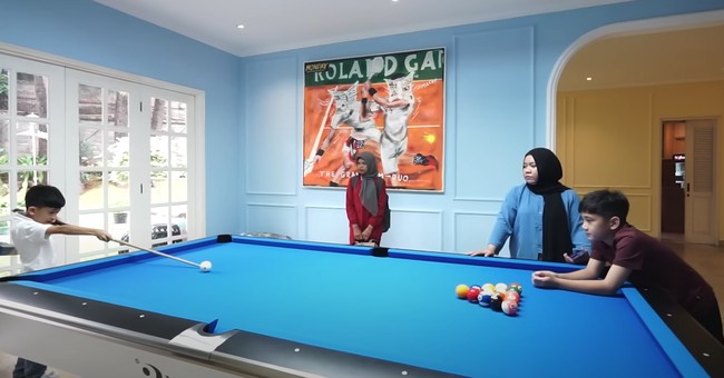 Sebelum tanding basket, Rafathar dan Jan Ethes sempat bermain billiard terlebih dahulu. Foto: dok. YouTube Rans Entertainment