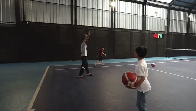 “Minggu Pagi hari bersama keluarga nemenin anak Olahraga bareng biar pada Stronggg .... Seru banget Jan Ethes sama Rafathar 1 on 1,” tulis Raffi di Instagram. Foto: Instagram @raffinagita1717