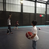 “Minggu Pagi hari bersama keluarga nemenin anak Olahraga bareng biar pada Stronggg .... Seru banget Jan Ethes sama Rafathar 1 on 1,” tulis Raffi di Instagram. Foto: Instagram @raffinagita1717