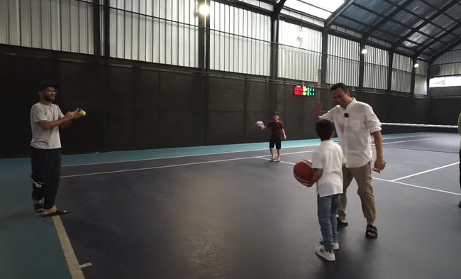 Tanding basket dilakukan dengan pemanasan terlebih dahulu. Beberapa Jan Ethes unjuk kebolehan dengan memasukkan bola ke dalam ring dan membuat Raffi takjub. Foto: dok. YouTube Rans Entertainment