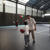 Tanding basket dilakukan dengan pemanasan terlebih dahulu. Beberapa Jan Ethes unjuk kebolehan dengan memasukkan bola ke dalam ring dan membuat Raffi takjub. Foto: dok. YouTube Rans Entertainment