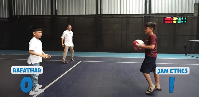 Pertandingan basket antara Rafathar dan Jan Ethes pun diungguli dengan poin pertama yang diraih oleh Jan Ethes. Kemudian Rafathar menyusul unggul pada sesi ketiga. Foto: dok. YouTube Rans Entertainment