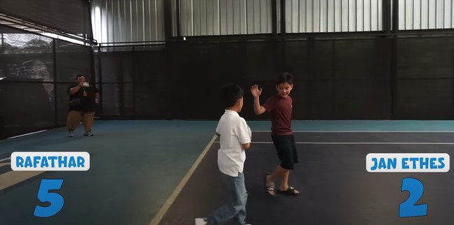 Permainan diakhiri dengan skor 5-2 dan dimenangkan oleh Rafathar. Keduanya pun saling bersalaman mengakhiri permainan. Foto: dok. YouTube Rans Entertainment