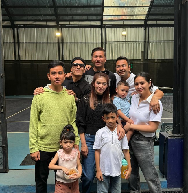 Kemudian ada momen potret bersama kedua keluarga didampingi Desta dan Gading Marten. “Akhirnya Rafathar bisa ketemu Ethes lagi setelah sekian lama dan bisa main bareng mereka Happy,” tulis Raffi lagi di Instagram. Foto: Instagram @raffinagita1717