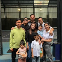Kemudian ada momen potret bersama kedua keluarga didampingi Desta dan Gading Marten. “Akhirnya Rafathar bisa ketemu Ethes lagi setelah sekian lama dan bisa main bareng mereka Happy,” tulis Raffi lagi di Instagram. Foto: Instagram @raffinagita1717