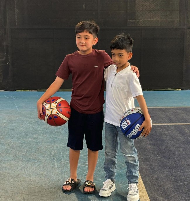 Rafathar dan Jan Ethes bertemu di rumah Raffi Ahmad di Andara, Jakarta Selatan. Tampak Rafathar mengenakan kaos dari Boss dan Jan Ethes memakai polo shirt koleksi Givenchy. Foto: Instagram @raffinagita1717