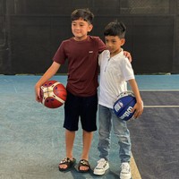 Rafathar dan Jan Ethes bertemu di rumah Raffi Ahmad di Andara, Jakarta Selatan. Tampak Rafathar mengenakan kaos dari Boss dan Jan Ethes memakai polo shirt koleksi Givenchy. Foto: Instagram @raffinagita1717