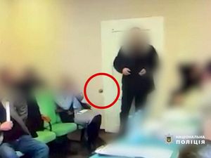 Video Aksi Gila Dewan Ukraina Ledakan Granat Saat Rapat