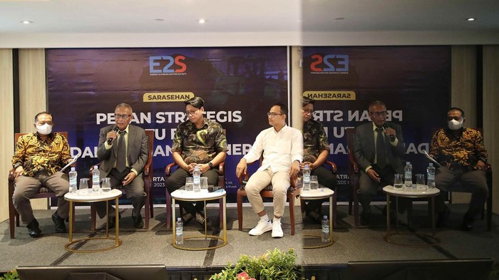 Eko Yuniarto SVP Perencanaan Dan Pengembangan Baru Bara PT PLN EPI, Boedi Widiatmodjo Praktisi Teknologi Pembangkit, Ezra Leonard Sibarani Wakil Ketua Umum IMA (Indonesia Mining Asociation ) berdiskusi tentang Peran Srategis Batubara Dalam Transisi Energi di Jakarta, Jumat (15/12/2023)