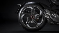 Velg forged, dirancang dan dibuat untuk sepeda motor ini, mengingatkan pada bentuk mobil dan dicat dengan Dark Titanium Satin. Foto: Ducati