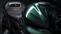 Ducati Diavel sebelumnya memakai mesin Testastretta DVT 1.262 cc yang bisa memuntahkan 162 hp. Sekarang Ducati Diavel menggunakan mesin 1.158 cc V4, yang bisa menghembuskan 168 hp atau 6 hp lebih kuat dari versi sebelumnya. Tetapi torsi sedikit turun, dari 129 Nm menjadi 126 Nm.Foto: Ducati