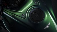 Logo bentley di area tangki Ducati Diavel. Foto: Ducati