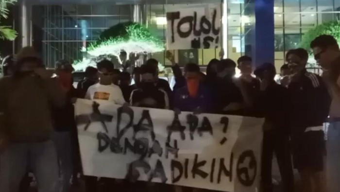 Fans PSM Makassar geruduk gedung Menara Bosowa di Makassar, Sulsel.