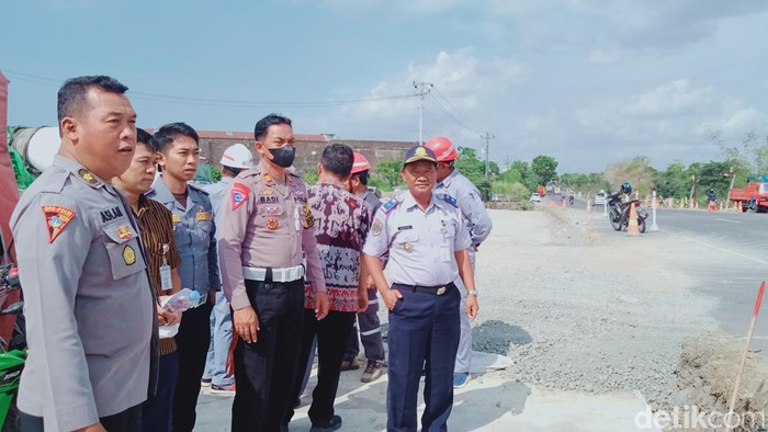 Forum lalu lintas Kabupaten Klaten mengecek exit tol Jogja-Solo di Desa Kuncen, Kamis (14/12/2023).