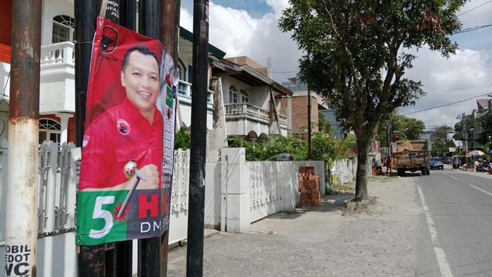 Foto: Poster caleg PDIP terpasang di tiang provider di Jalan Hayam Wuruk, Medan. (Istimewa).