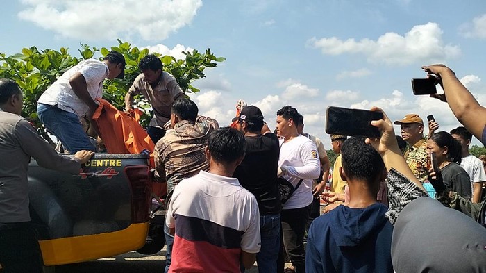 Foto: Proses evakuasi korban (Dok Polsek Rumbai Pesisir)