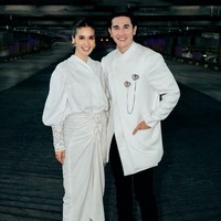 Memakai busana putih untuk kondangan, kenapa tidak? Selama warna baju yang kamu pakai tidak menyamai busana pengantinnya, baju couple warna putih bisa jadi pilihan yang tepat. Foto: Instagram/@vinogbastian__ @marshatimothy @armanfebryan