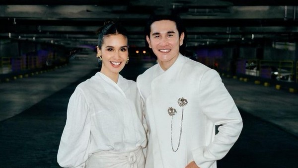 Inspirasi Baju Couple untuk Kondangan a la Vino G. Bastian dan Marsha Timothy