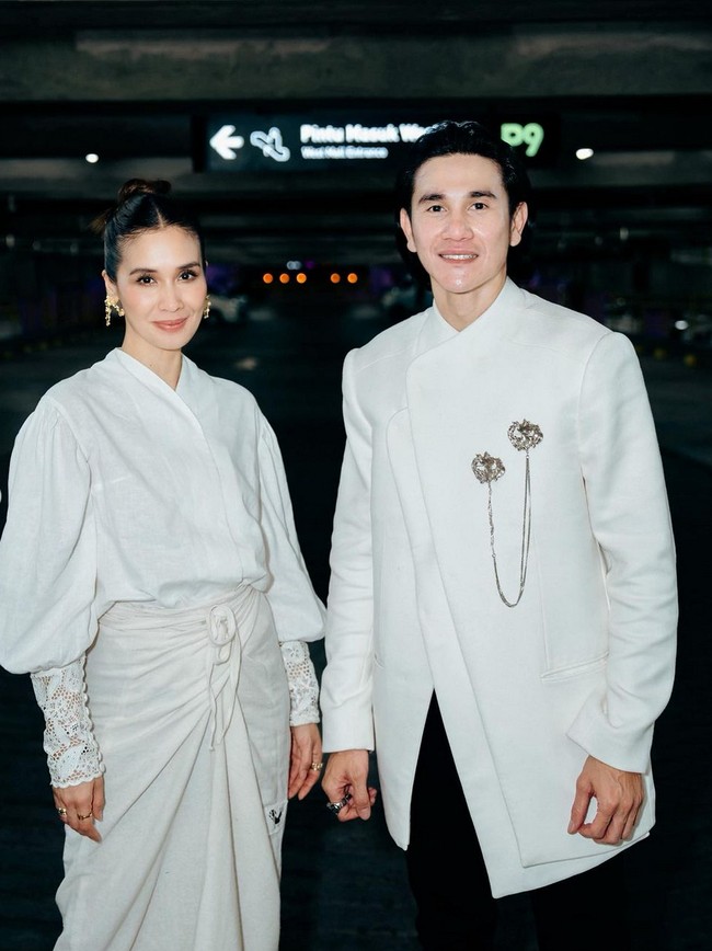 Busana putih memberi kesan elegan tapi tetap bersahaja. Seperti yang dikenakan Marsha Timothy dan Vino G. Bastian yang kompak berbusana putih saat hadir di Gala Premier ‘Hamka & Siti Raham (Vol. 2)’, pekan lalu. Foto: Instagram/@vinogbastian__ @marshatimothy @armanfebryan
