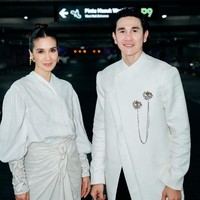 Busana putih memberi kesan elegan tapi tetap bersahaja. Seperti yang dikenakan Marsha Timothy dan Vino G. Bastian yang kompak berbusana putih saat hadir di Gala Premier ‘Hamka & Siti Raham (Vol. 2)’, pekan lalu. Foto: Instagram/@vinogbastian__ @marshatimothy @armanfebryan