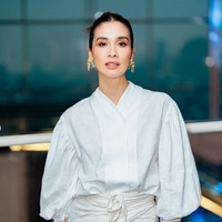 Marsha Timothy mengenakan setelan blouse dan kain dari koleksi Sejauh Mata Memandang. Busana putih terlihat cantik berkat detail lace pada bagian hem di ujung lengan serta bawah kain lilit. Foto: Instagram/@vinogbastian__ @marshatimothy @armanfebryan