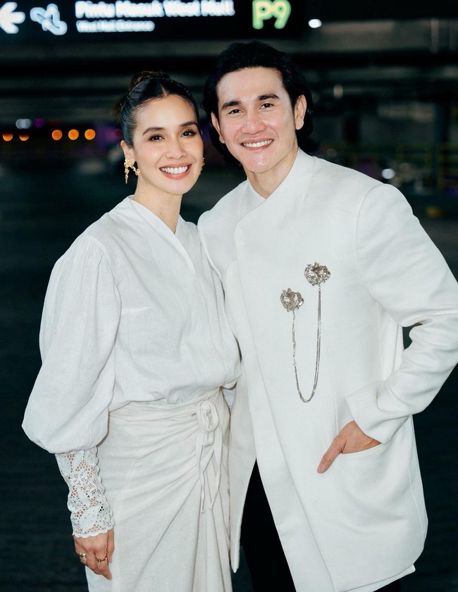 Meskipun paletnya monokrom, busana putih tidak terkesan monoton karena siluet dan detail menarik, serta tambahan aksesori.  Foto: Instagram/@vinogbastian__ @marshatimothy @armanfebryan