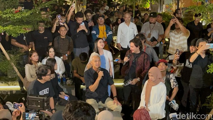 Ganjar dalam acara makan malam bersama milenial dan gen Z, di kawasan Bekasi, Jawa Barat, Jumat (15/12/2023).