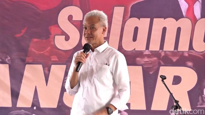 Ganjar Pranowo di silahturahmi Caleg dan Partai pengusung di Perum Graha Puspa Karangpawitan, Karawang, Jawa Barat, Jumat (15/12/2023).
