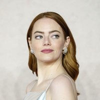 Turut melengkapi gayanya sepasang anting bergaya klasik. Untuk alas kaki, ia mengandalkan sepasang sandal heels minimalis.(Foto: AP/Scott A Garfitt)