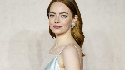 Foto: Pesona Emma Stone di Premier Poor Things, Gaun Braless LV Jadi Andalan