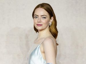 Foto: Pesona Emma Stone di Premier Poor Things, Gaun Braless LV Jadi Andalan