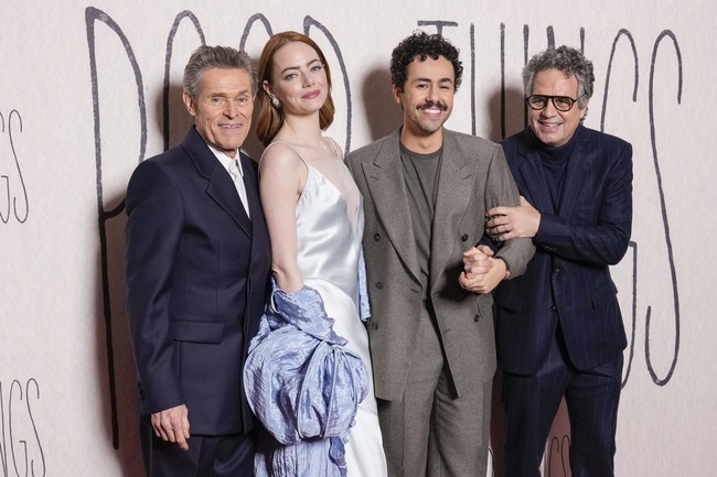 Meski baru tayang di bioskop, film garapan Yorgos Lanthimos ini telah mengantongi sejumlah nominasi Golden Globe Awards 2024. Salah satunya untuk Emma Stones yang dijagokan di kategori aktris utama terbaik untuk film komedi dan musikal. Lawan main Emma, aktor Willem Dafoe dan Mark Ruffalo juga dinominasikan. (Foto: AP/Scott A Garfitt)