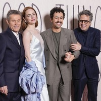 Meski baru tayang di bioskop, film garapan Yorgos Lanthimos ini telah mengantongi sejumlah nominasi Golden Globe Awards 2024. Salah satunya untuk Emma Stones yang dijagokan di kategori aktris utama terbaik untuk film komedi dan musikal. Lawan main Emma, aktor Willem Dafoe dan Mark Ruffalo juga dinominasikan. (Foto: AP/Scott A Garfitt)