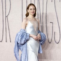 Emma Stone sedang berada di London, Inggris, untuk mempromosikan film terbarunya, ‘Poor Things’. Di premier film tersebut yang digelar di Barbican Centre, Kamis (14/12/2023), ia muncul dengan penampilan yang menawan. (Foto: AP/Scott A Garfitt)