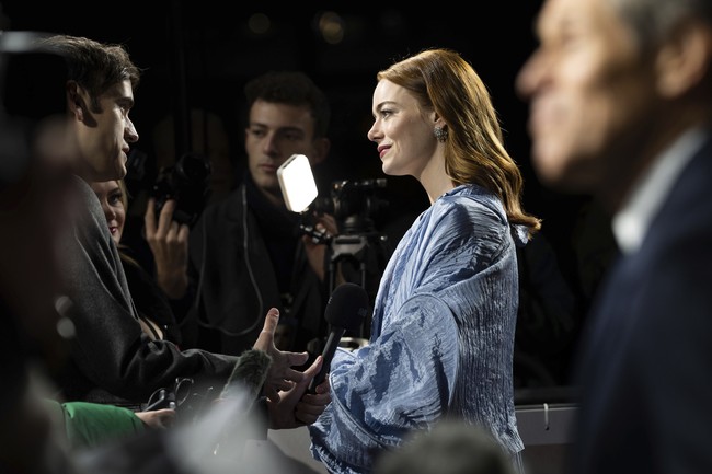 Atas penampilannya, aktris 35 tahun ini kebanjiran pujian di media sosial. “Emma Stone bak dewi,” tulis seorang pengguna X. Ada pula yang berkomentar, “Sungguh mengagumkan.” (Foto: AP/Scott A Garfitt)