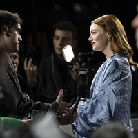 Atas penampilannya, aktris 35 tahun ini kebanjiran pujian di media sosial. “Emma Stone bak dewi,” tulis seorang pengguna X. Ada pula yang berkomentar, “Sungguh mengagumkan.” (Foto: AP/Scott A Garfitt)