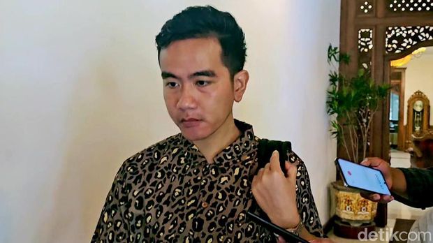 Gibran Rakabuming Raka ditemui di Balai Kota Solo, Jumat (15/12/2023).