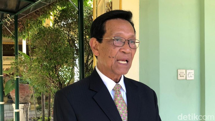 Gubernur DIY Sri Sultan Hamengku Buwono X merespin tuntutan pedagang TM2, Jumat (15/12/2023).