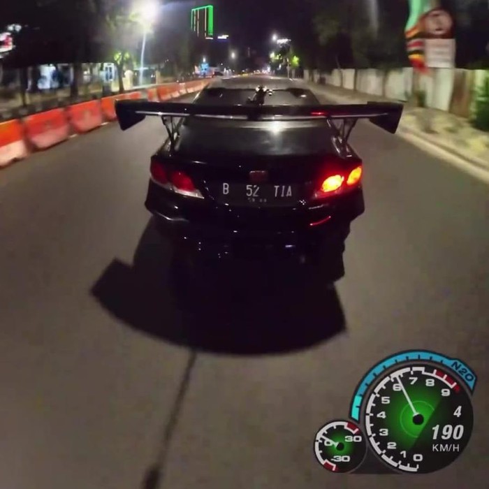 Honda Civic FD kebut kebutan di Jalan Basuki Rahmat Surabaya