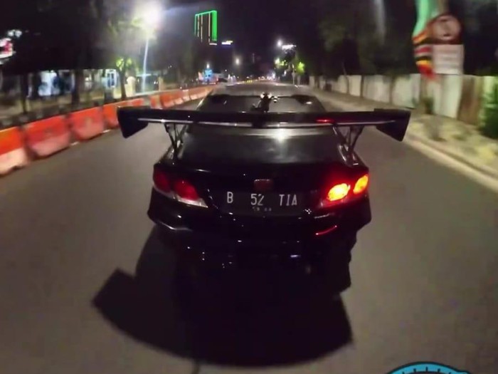 Honda Civic FD kebut kebutan di Jalan Basuki Rahmat Surabaya