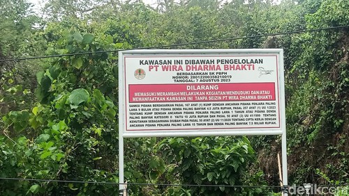 Papan peringatan di kawasan KPH Bali Barat yang bakal dibangun fasilitas wisata, difoto Jumat (15/12/2023). (I Putu Adi Budiastrawan/detikBali).