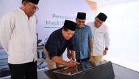 Direktur Utama BSI Hery Gunardi (kiri kedua) saat pendatangan prasasti peresmian renovasi disaksikan Ketua Masjid Agung Nurul Falaq Labuan Bajo Ali Imran (kiri pertama), Bupati Manggarai barat, Nusa Tenggara Timur Edistasius Endi (kanan kedua) dan Wakil Direktur Utama  BSI Bob Tyasika Ananta (kanan pertama) di halaman Masjid Agung Nurul Falaq Labuan Bajo, Jumat (15/12/2023). 