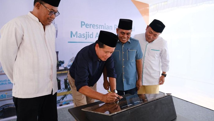 Direktur Utama BSI Hery Gunardi (kiri kedua) saat pendatangan prasasti peresmian renovasi disaksikan Ketua Masjid Agung Nurul Falaq Labuan Bajo Ali Imran (kiri pertama), Bupati Manggarai barat, Nusa Tenggara Timur Edistasius Endi (kanan kedua) dan Wakil Direktur Utama  BSI Bob Tyasika Ananta (kanan pertama) di halaman Masjid Agung Nurul Falaq Labuan Bajo, Jumat (15/12/2023).