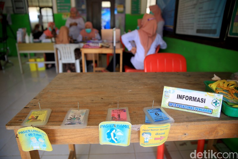 Puskesmas Pengaron yang berjarak sekitar 60 kilometer dari pusat kota Banjarbaru masih bisa dikatakan terisolir. Bagaimana tidak, akses internet disana terbilang cukup langka dan susah.