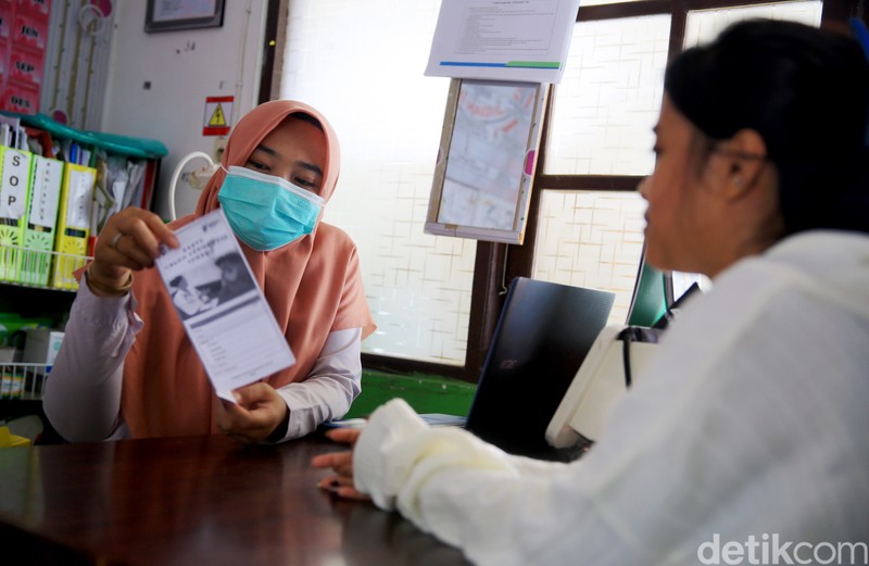 Puskesmas Pengaron yang berjarak sekitar 60 kilometer dari pusat kota Banjarbaru masih bisa dikatakan terisolir. Bagaimana tidak, akses internet disana terbilang cukup langka dan susah.