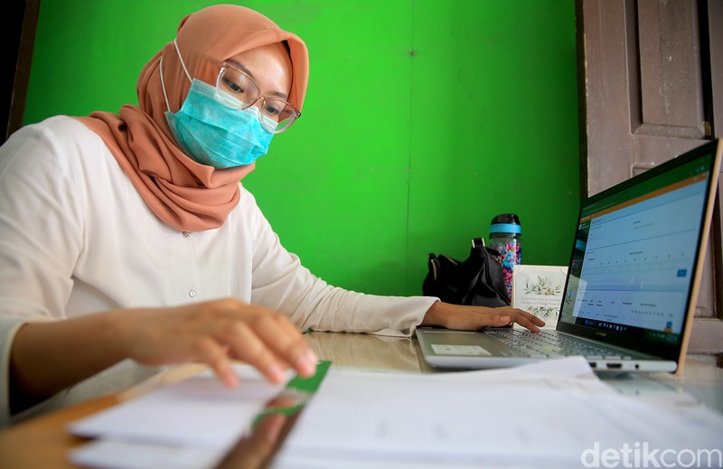 Puskesmas Pengaron yang berjarak sekitar 60 kilometer dari pusat kota Banjarbaru masih bisa dikatakan terisolir. Bagaimana tidak, akses internet disana terbilang cukup langka dan susah.