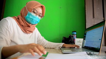 Salah satu dokter sedang menginput data pasien yang baru saja selesai berobat dengannya untuk dilaporkan secara online. Internet menjadi urat nadi Puskesmas Pengaron, Banjarbaru, Kalimantan Selatan.