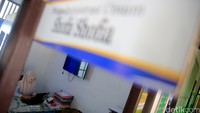 Puskesmas Pengaron yang berjarak sekitar 60 kilometer dari pusat kota Banjarbaru masih bisa dikatakan terisolir. Bagaimana tidak, akses internet disana terbilang cukup langka dan susah.