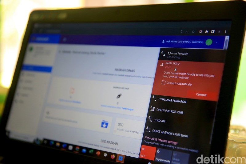 Puskesmas Pengaron yang berjarak sekitar 60 kilometer dari pusat kota Banjarbaru masih bisa dikatakan terisolir. Bagaimana tidak, akses internet disana terbilang cukup langka dan susah.