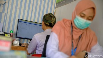 Desa yang berada di dataran tinggi pegunungan itu memang aksesnya cukup sulit dijangkau. Begitu juga untuk layanan kesehatan yang sangat membutuhkan akses internet.